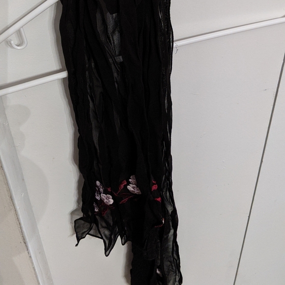 Two thin ruffled scarves - Picture 4 of 5